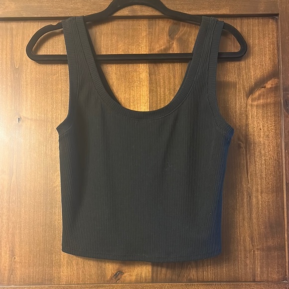 ALO Yoga Black Fitted Crop Tank Top - Picture 3 of 3